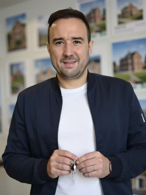 Pressefoto: Christian Gottschling hält einen Hausschlüssel