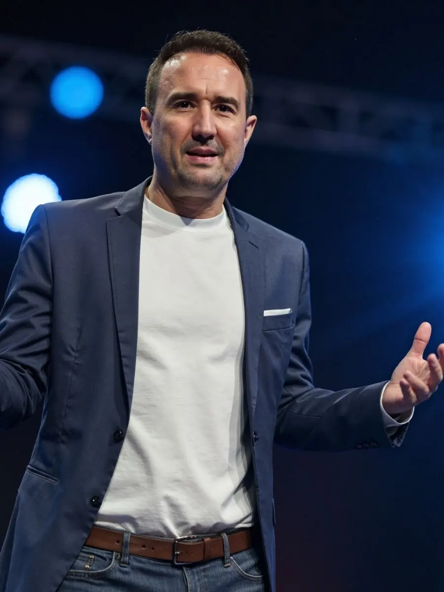 Christian Gottschling, Immobilienmakler für Ratingen, spricht als Redner auf einer Bühne