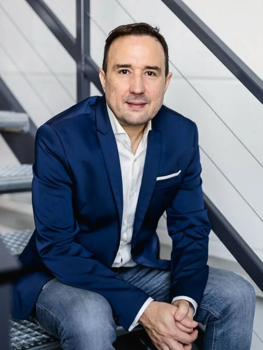 Christian Gottschling, Immobilienmakler für Ratingen, sitzt entspannt auf einer Treppe
