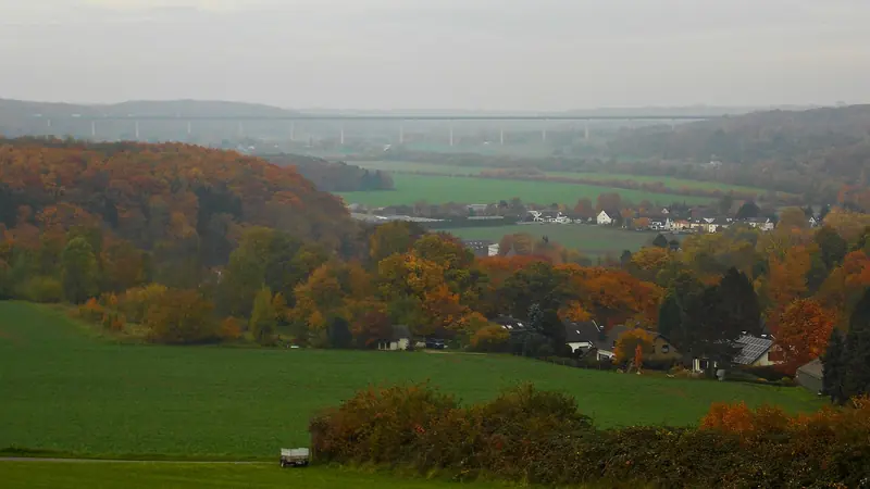 Herbstlicher Blick von Heiligenhaus über Felder und Wälder ins Ruhrtal