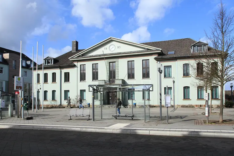 Rathausplatz mit historischem Rathaus an der Hauptstraße in Heiligenhaus