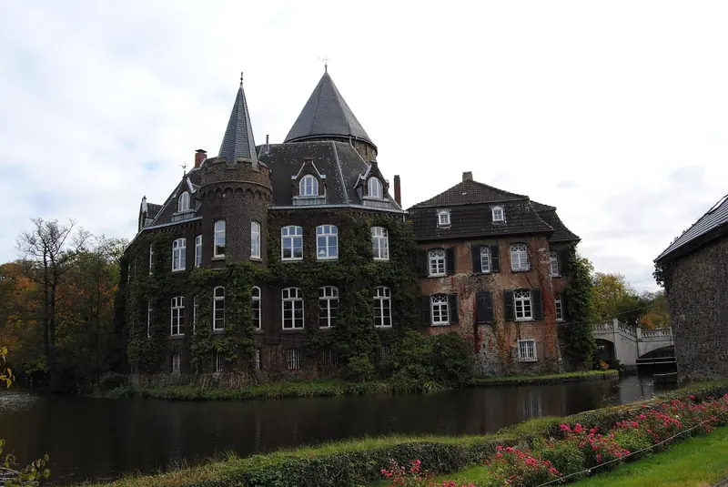 Wasserschloss Linnep mit spitzen Türmen und Wassergraben in Ratingen-Breitscheid