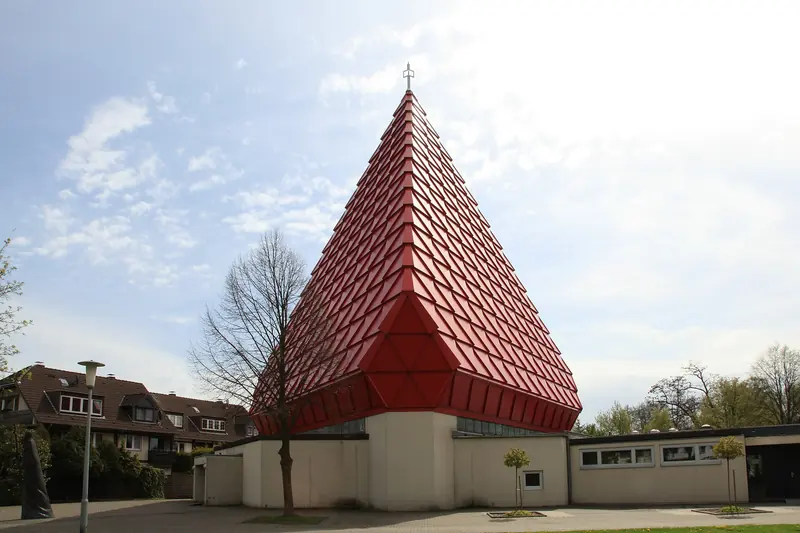 Kirche St. Christophorus mit rotem Pyramidendach im Wohngebiet von Ratingen-Breitscheid