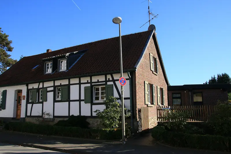 Weißes Fachwerkhaus am Hölenderweg im Ortskern von Ratingen-Eggerscheidt
