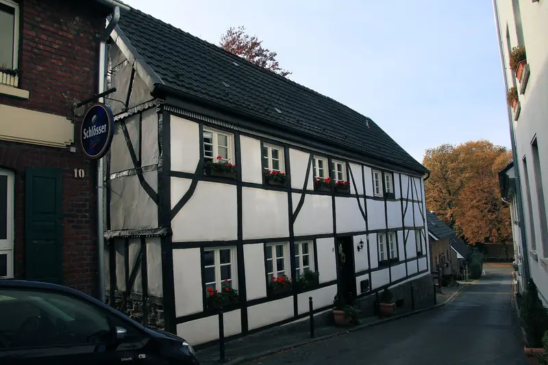Fachwerkhäuser in der schmalen Gasse Am Dorfkrug in Ratingen-Homberg