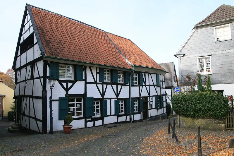 Denkmalgeschütztes Fachwerkhaus an der Dorfstraße im Ortskern von Ratingen-Homberg