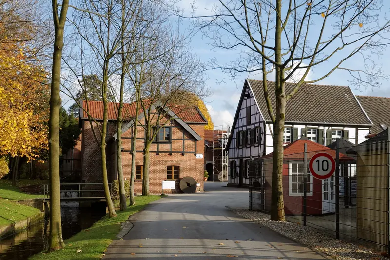 Helpensteinmühle mit Fachwerk- und Backsteinhäusern am Bach in Ratingen-Lintorf