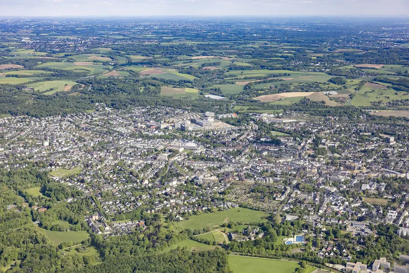 Luftbild von Ratingen mit Wohngebieten, Grünflächen und dem Umland im Kreis Mettmann