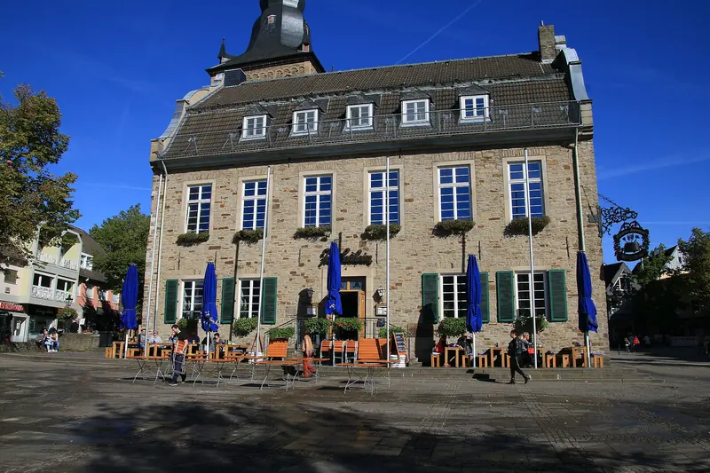 Historisches Bürgerhaus am Marktplatz in Ratingen mit Sonnenschirmen und Außengastronomie