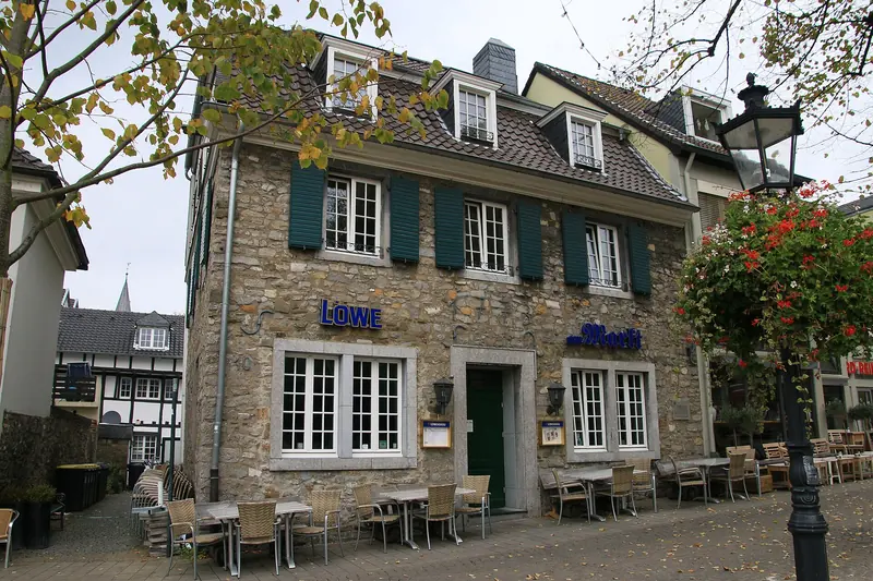 Historische Bruchsteinhäuser mit Straßencafés am Marktplatz in der Altstadt von Ratingen-Mitte