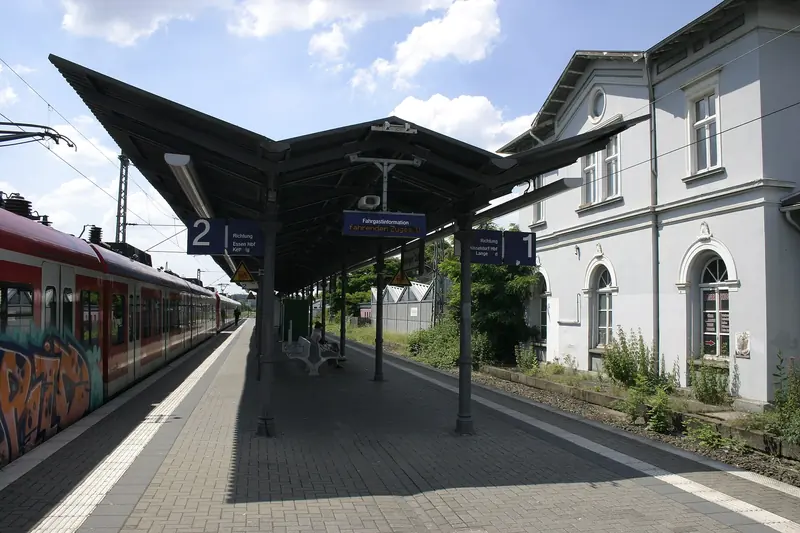 Bahnsteig mit historischem Empfangsgebäude am Bahnhof Ratingen Ost