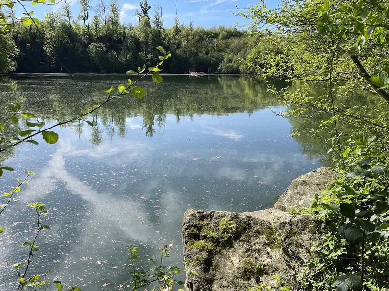 Blick vom felsigen Ufer über den Blauen See im Osten von Ratingen