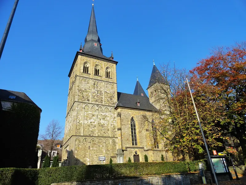 Katholische Kirche St. Peter und Paul in der Ratinger Altstadt im Herbst