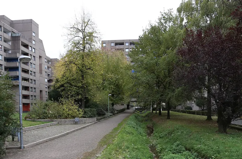 Fußweg im Grünzug am Wohnhochhaus Schlangenhaus in Ratingen-West