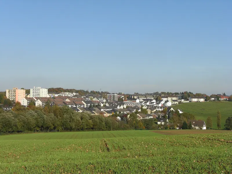Blick über grüne Felder auf die Wohngebiete von Wülfrath-Süd